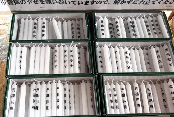 お供えするろうそくを選び。