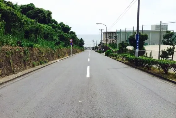 坂を登ると…