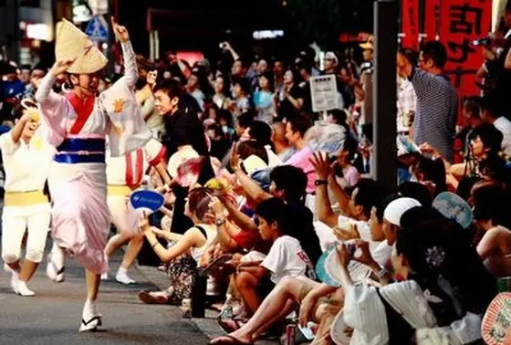 観客と踊り子の距離が近い！