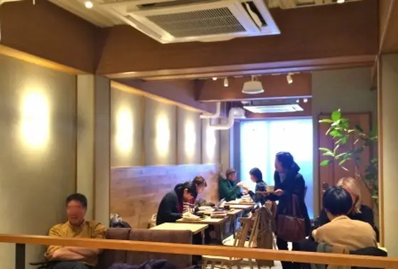 2Fはウッド調をメインとした落ち着いた店内