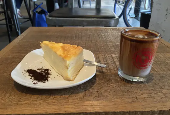 ケーキ、甘めのドリンクも