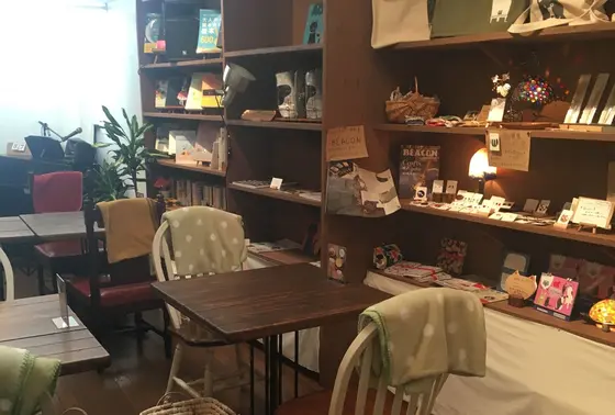 本棚には絵本と雑誌がたくさん並んでいます。
