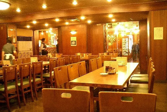 一人で行っても隣席の見知らぬ酔客と気軽に打ち解けられる…それが神谷バーの魔術！