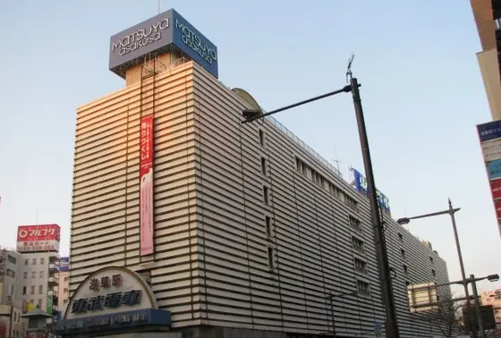 沈滞期には外壁をカバーで覆われ、デパートなのか駅ビルなのか何なのか分からない状態に