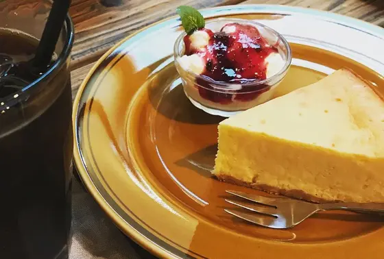 濃いめのチーズケーキとともに