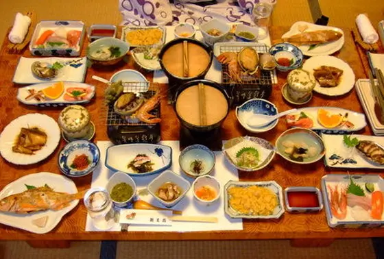 食べきれないほど盛りだくさんな夕食