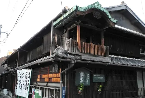 屋根の上に神様