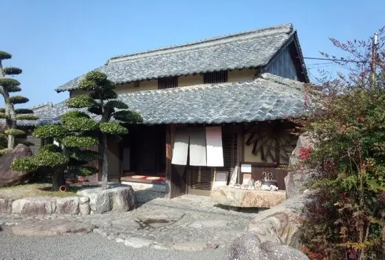 田んぼの真ん中の民家