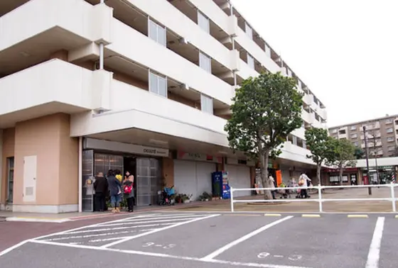 小さな団地の商店街の角にあります