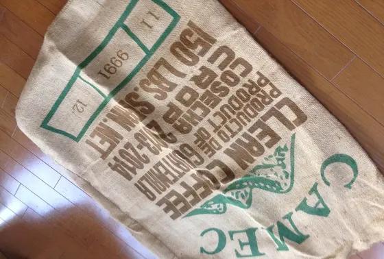 豆の麻袋が…！