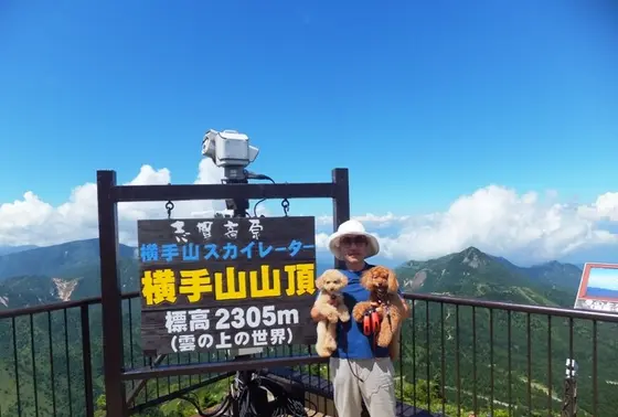 ワンワンもラクラク登頂2305ｍ♪