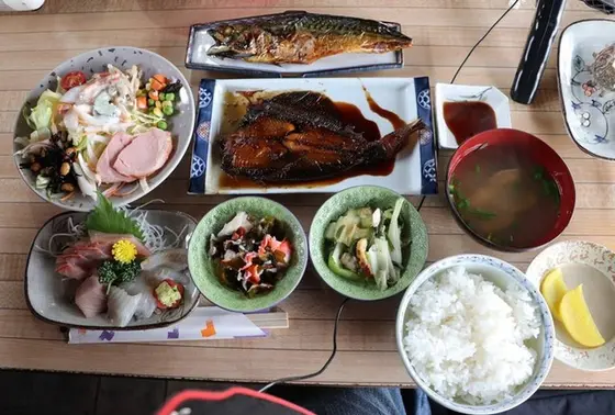 お昼の刺身定食 800円
