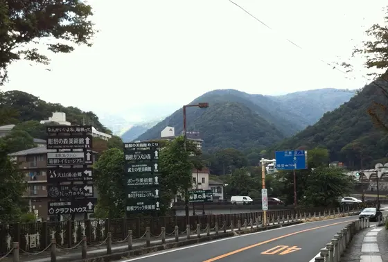 国道1号線に沿って歩く