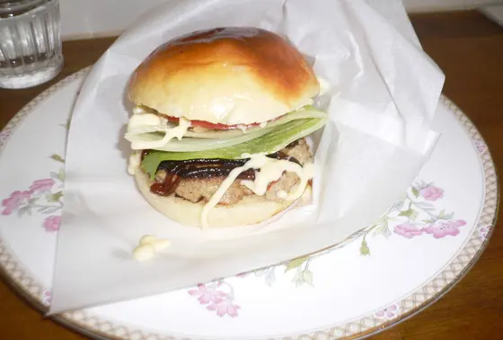 豪華なお皿の上にバーガーが…！