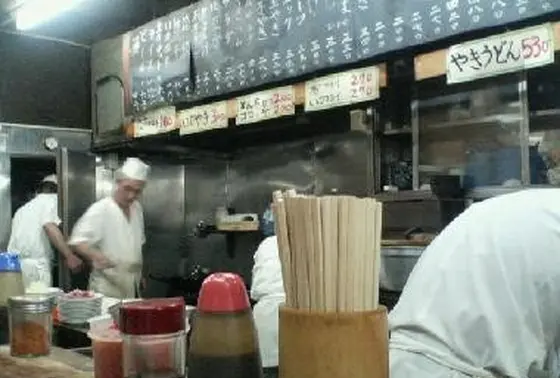 カウンターだけの昔ながらの定食屋さん