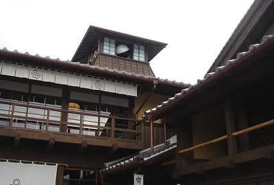 屋根の上には月時計が