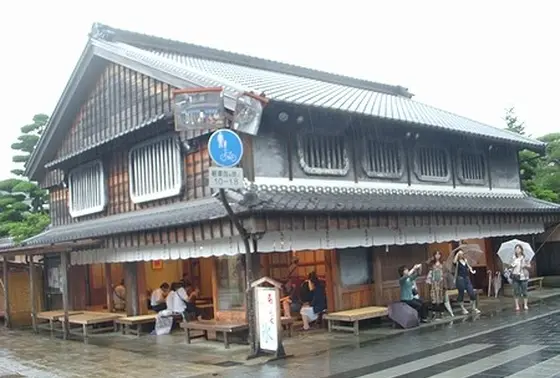 本店向かいの店舗は 土産もの屋に