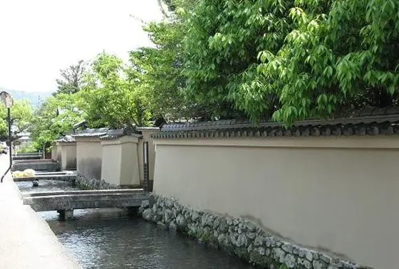 社家の街並みと明神川