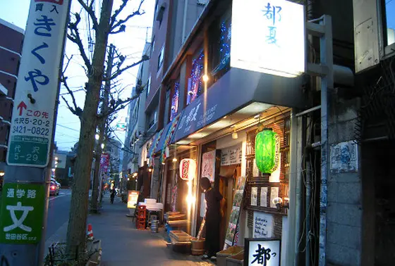 薄暗さが掻き立てる