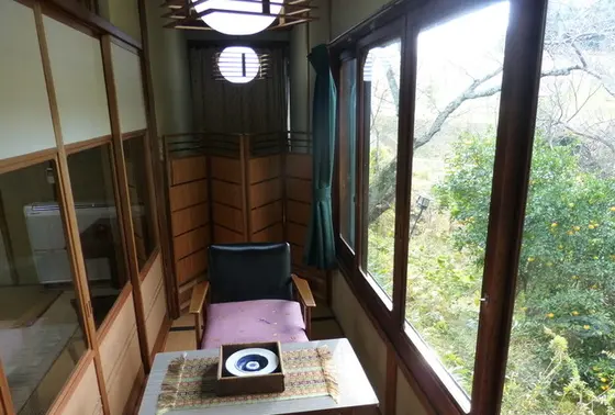 岩田池のほとりに佇む