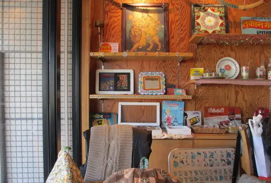 現地で買い付けたかわいいグッズや手作りのもので溢れる店内。