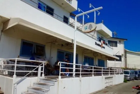 白くて青い空と海に映える建物