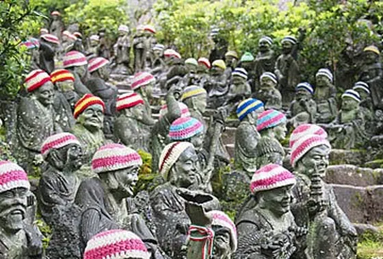 石段の脇には帽子をかぶったお地蔵さん「五百羅漢」。みんな表情が違って面白い♪