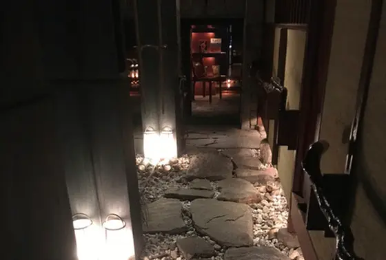 さらに入口から石畳のエントランスを抜けて奥の店内へ