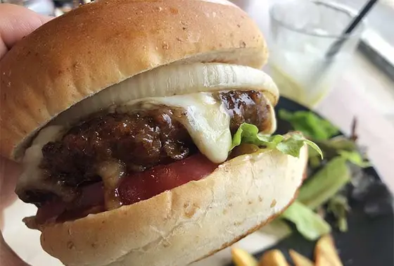 淡路島チーズバーガー プレート(ポテト･サラダ･スープ･ドリンク付)　1,500円