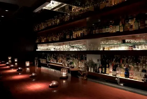 店内を広く感じさせる鏡張りの天井