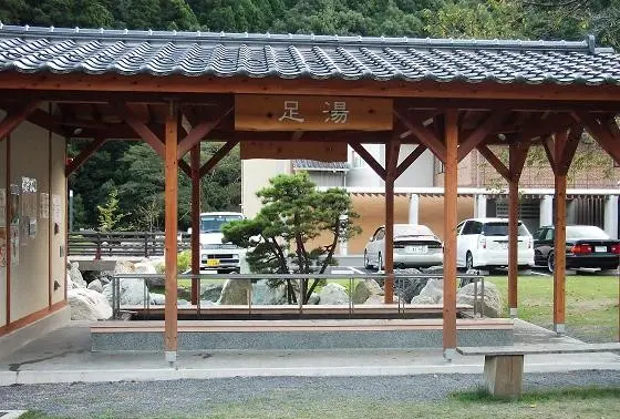 足湯でゆったり、井戸端会議