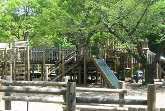 小さなお子さんが遊べる公園もあり