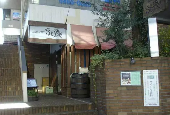 入り口はカミニートの横っかわ！