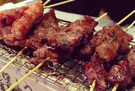 焼けたお肉は七輪に出されます
