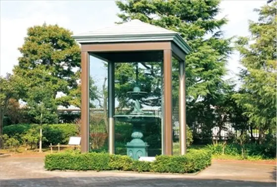 創設記念噴水塔