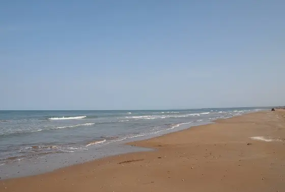 遠くまで続く海岸