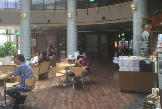 吹き抜けが気持ち良いロビー