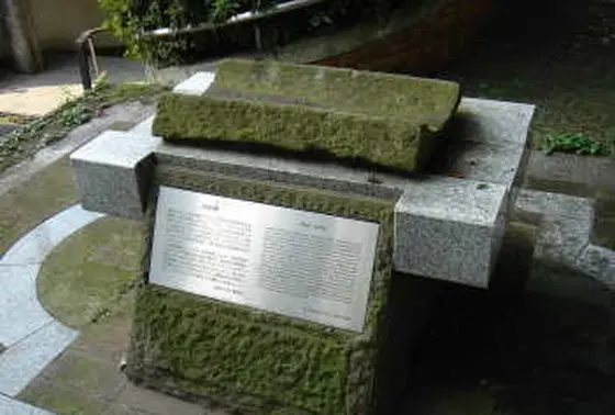 ブラフ溝