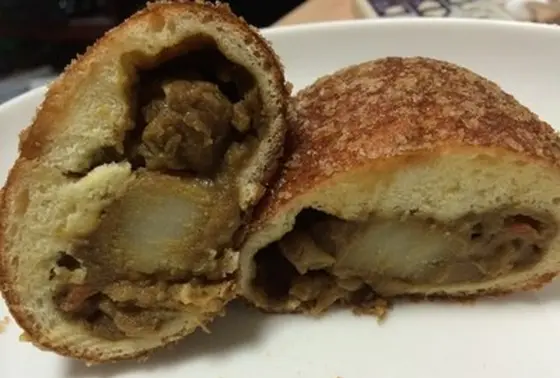 コロッとした形のカレーパン。