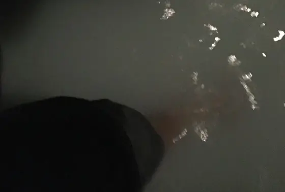 乳白色の水が。