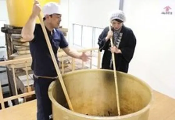 左半分は春日神社目の前の「野村醤油株式会社」で