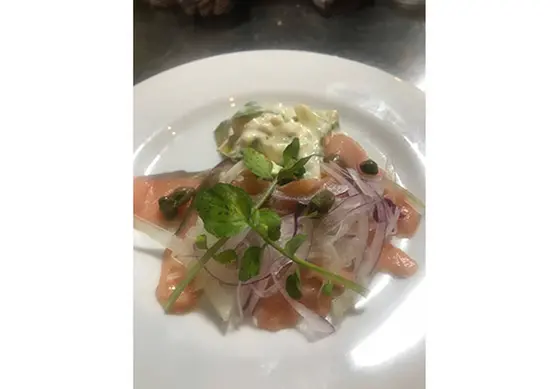 スモークサーモンとアボカドのタルタルソース和え