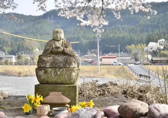 お地蔵様と桜