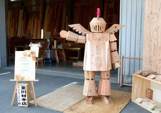 大工さんが手作りした「越後杉ロボ」