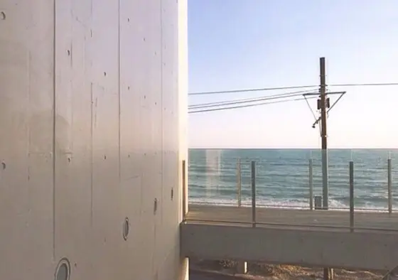 お店の外からはこんな感じで海が見えます