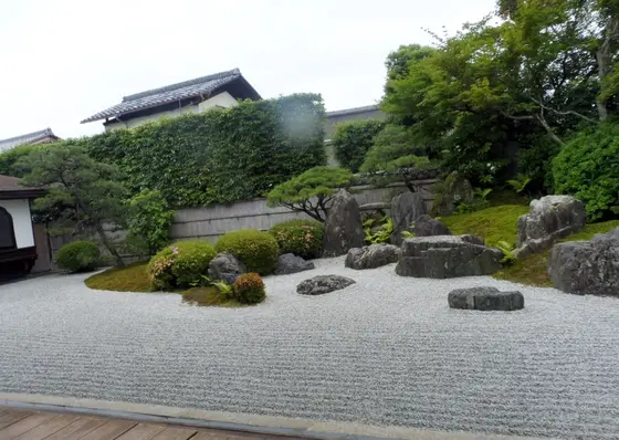 庭園は”旦那の間”に座って眺めて…！