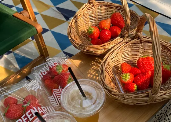 カフェメニューと一緒にイチゴを堪能