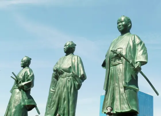 三志士像