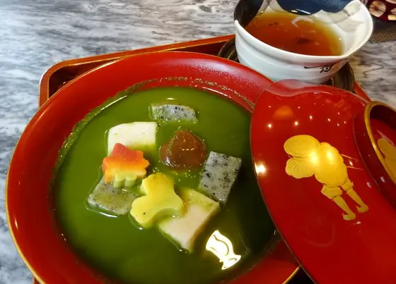 麩がいっぱいの抹茶おしるこ