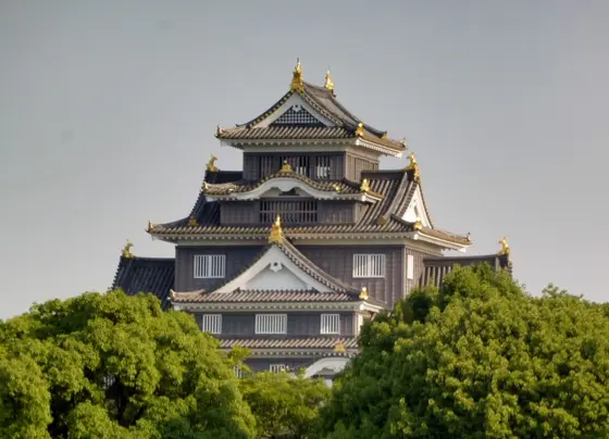 岡山城がすぐそばに…！